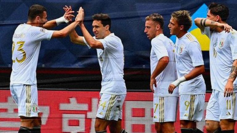 Italia celebrando el tercer lugar en Nations League