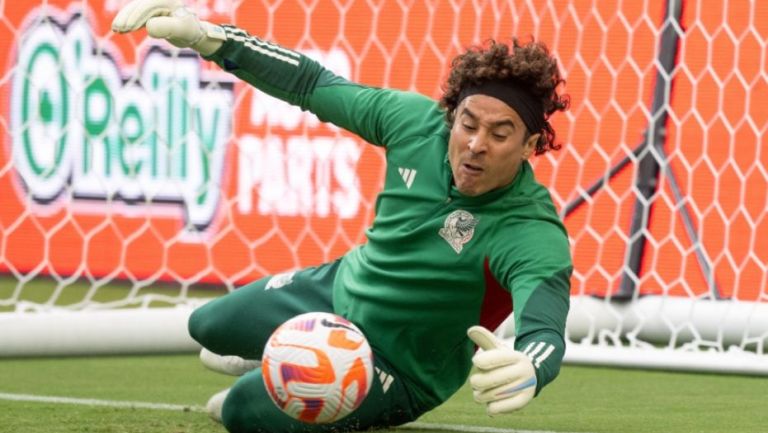 Guillermo Ochoa entrenando con la Selección Mexicana 