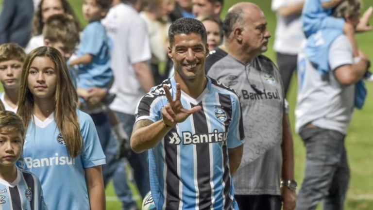 Luis Suárez en su presentación con el Gremio