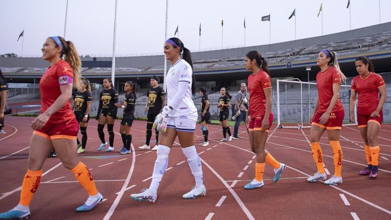 Pumas femenil entrando al terreno de juego 