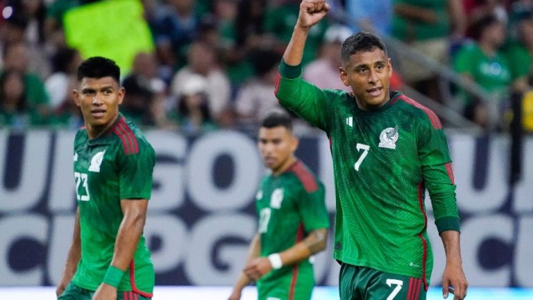 Luis Romo celebrando su gol con la Selección Mexicana 