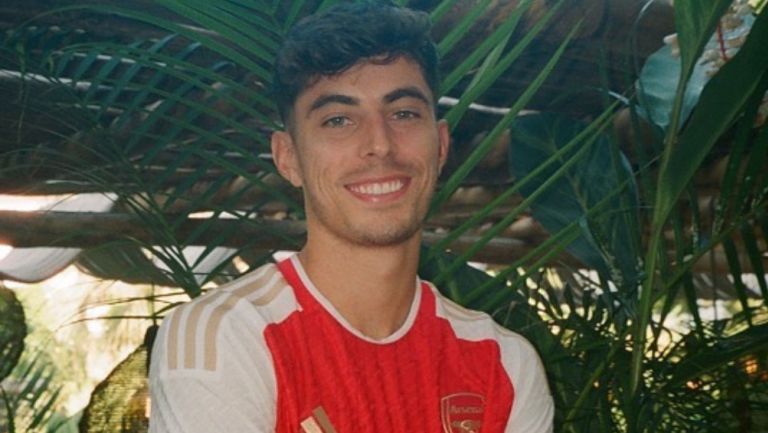 Kai Havertz con la playera del Arsenal 