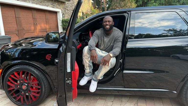 Leonard Fournette junto a su camioneta 