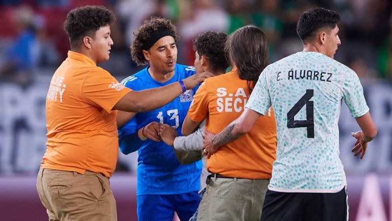 Espontáneo invade la cancha del State Farm Stadium para abrazar a Guillermo Ochoa