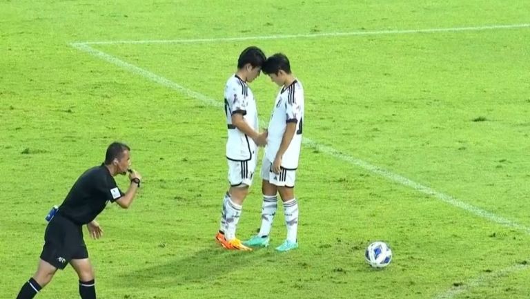 ¿Piedra, papel o tijera? Así definieron el cobrador de este tiro libre en la Copa de Asia