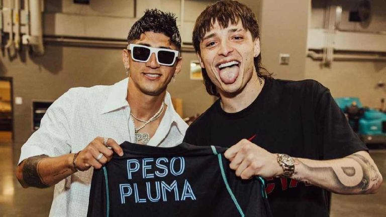 Alan Pulido se unió a la fanaticada de Peso Pluma y asistió al concierto del cantante