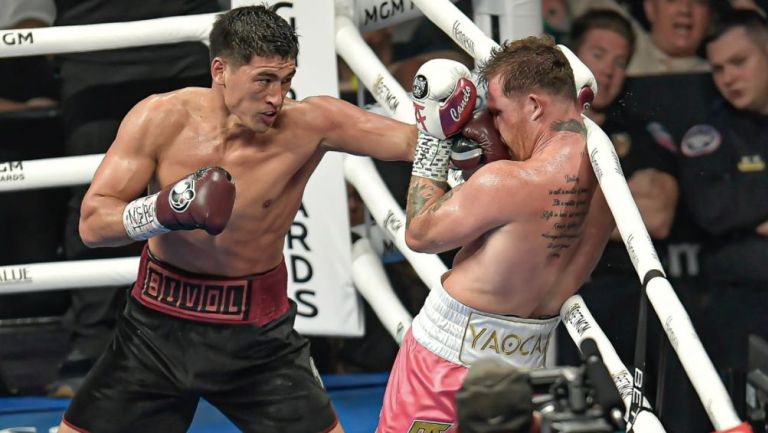 Álvarez en su pelea ante Bivol