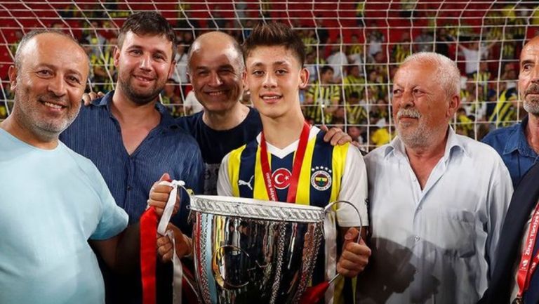 Arda Güler campeón con el Fenerbahçe