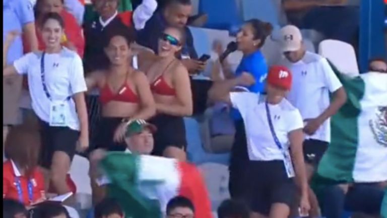 La afición mexicana respondió a los pasos de las nadadoras mexicanas