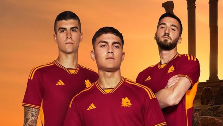 La Roma presentando su nueva playera 