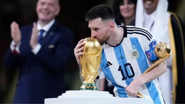 El astro argentino besando la Copa del Mundo