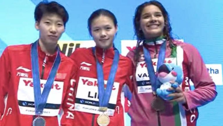 Vázquez celebra el bronce en el trampolín de un metro