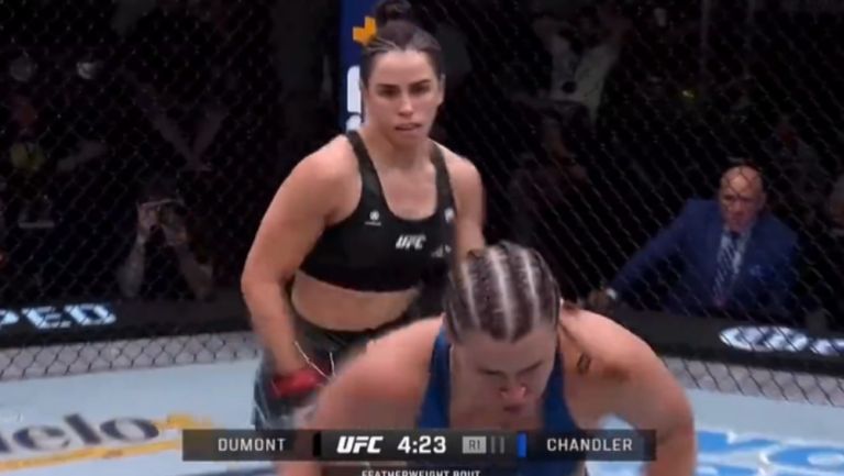 Peleadora de UFC 'huye' en pleno combate y genera burlas en redes