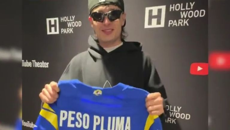 Rams reciben a Peso Pluma y le regalan un jersey de la NFL con su nombre