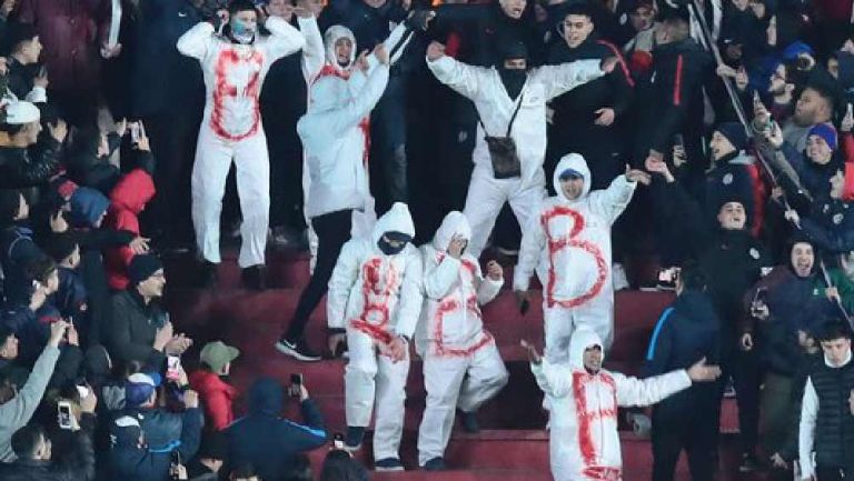 Aficionados de San Lorenzo se burlan del posible descenso de su máximo rival, Huracán