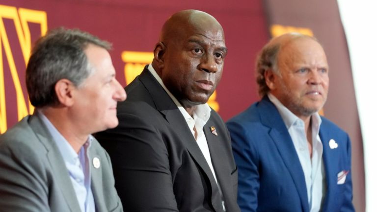 Magic Johnson revela que los Washington Commanders están abiertos a cambiar de nombre