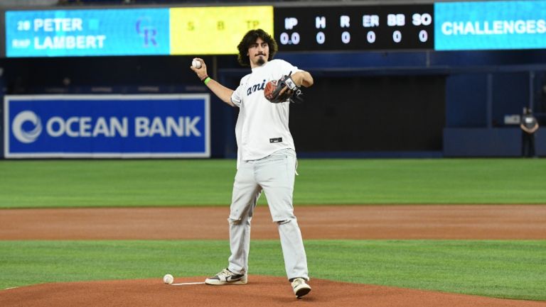 Jaime Jaquez Jr. lanza la primera bola en juego de los Miami Marlins