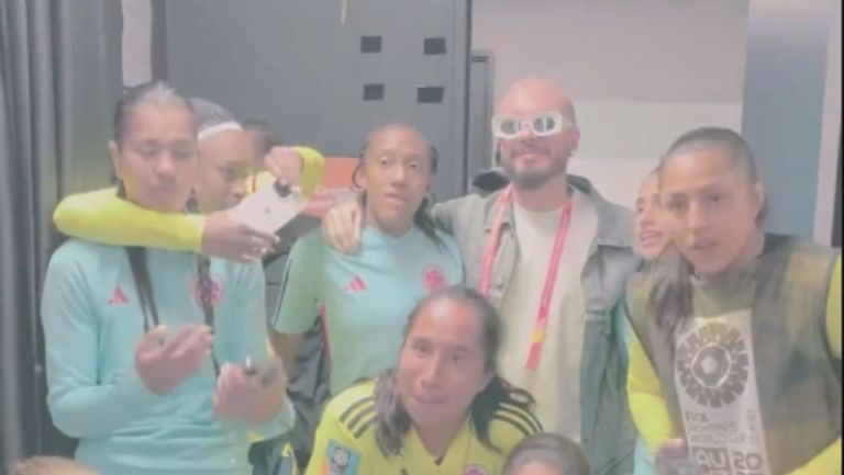 J Balvin junto a las jugadoras de Colombia 