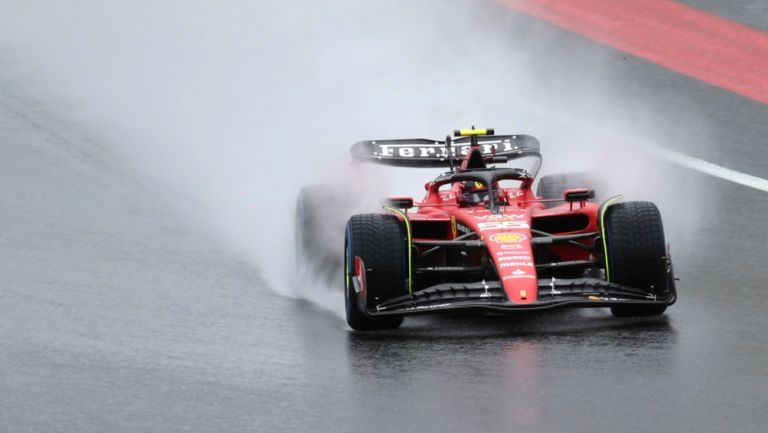 Carlos Sainz lideró la Práctica 1 del GP de Bélgica en una intensa lluvia