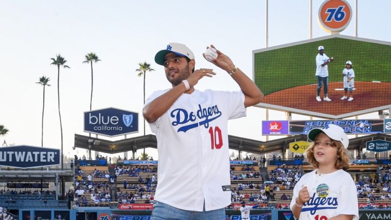 Carlos Vela lanzando en el Dodger Stadium 