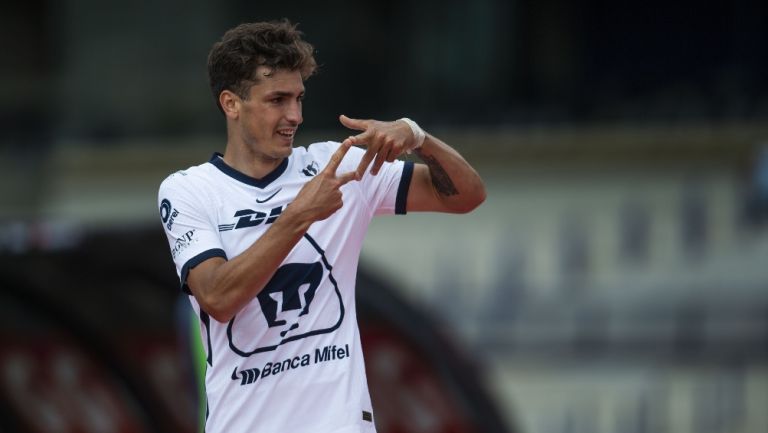 Juan Dinenno con la playera de los Pumas 