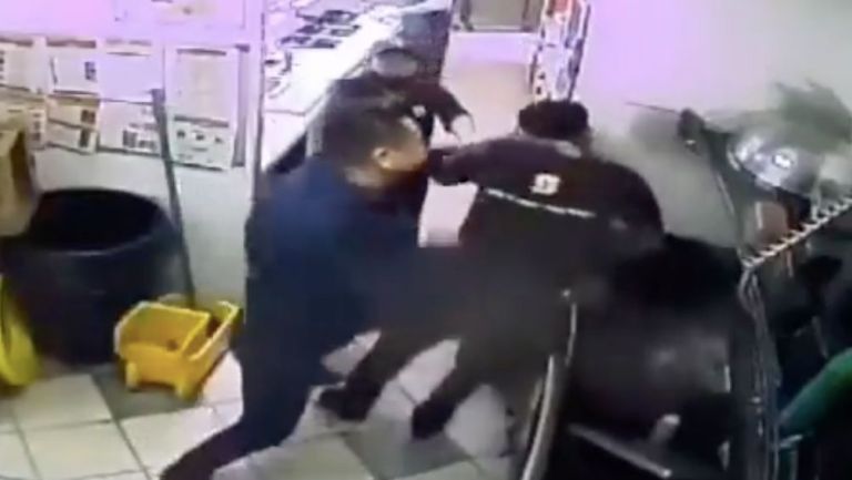Momento en el que el agresor comienza a golpear al empleado de Subway