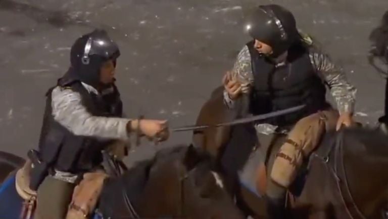 Policía con el sable 