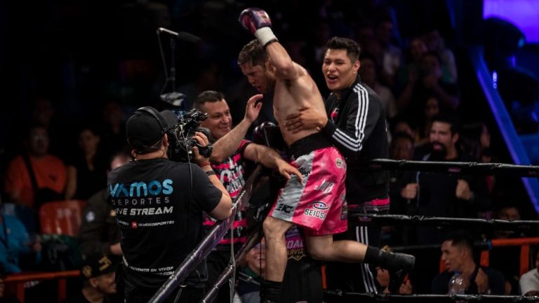 Carlos 'El Príncipe' Cuadras noqueó a Juan 'Tizoc' Mireles en el regreso del box a la Arena Coliseo 