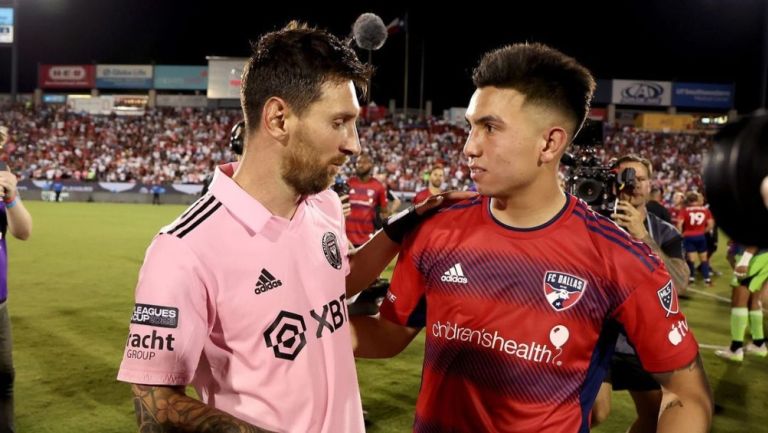 Alan Velasco y Messi tras el partido 