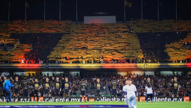 Estadio de Pumas de noche 