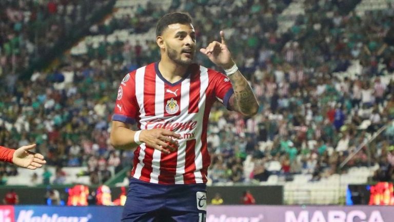 Alexis Vega celebrando su gol con Chivas 