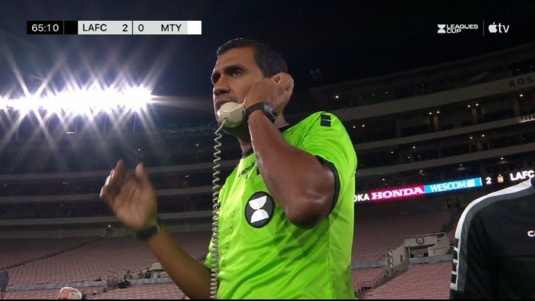 VAR usa teléfono del siglo pasado en el LAFC vs Rayados y desata las burlas en redes sociales