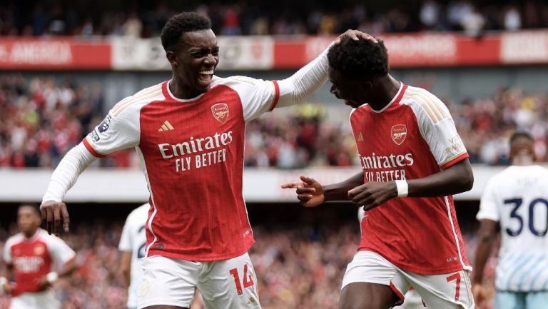 Nketiah y Saka celebran la victoria del Arsenal