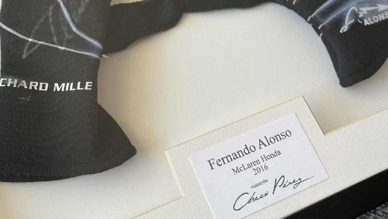 Checo Pérez subastará guantes autografiados por Fernando Alonso