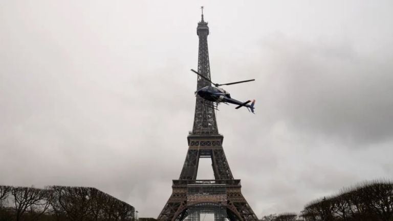 La Torre Eiffel tuvo que ser evacuada tras la amenaza de bomba