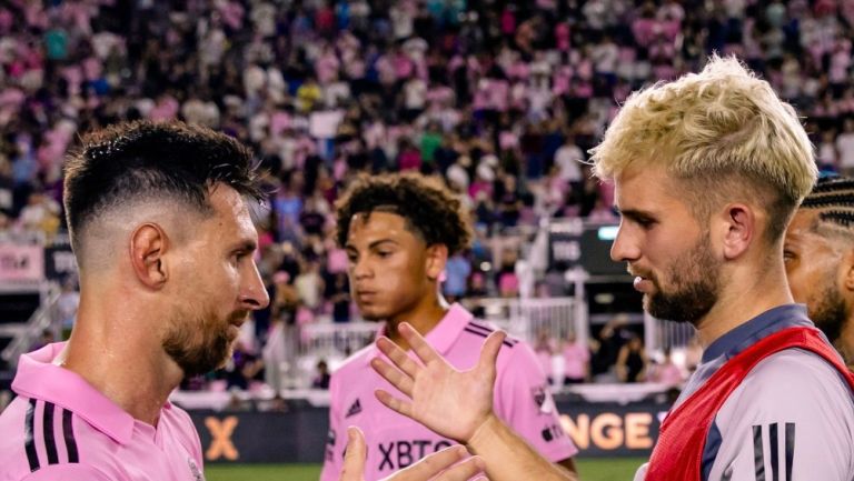 Messi y Chris saludándose tras el juego 