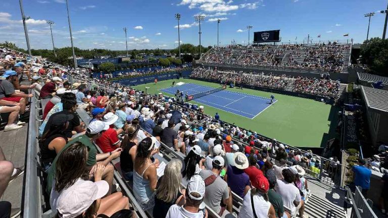 ¡Todos lo quieren ver! Aficionados llenan estadio en entrenamiento de Novak Djokovic