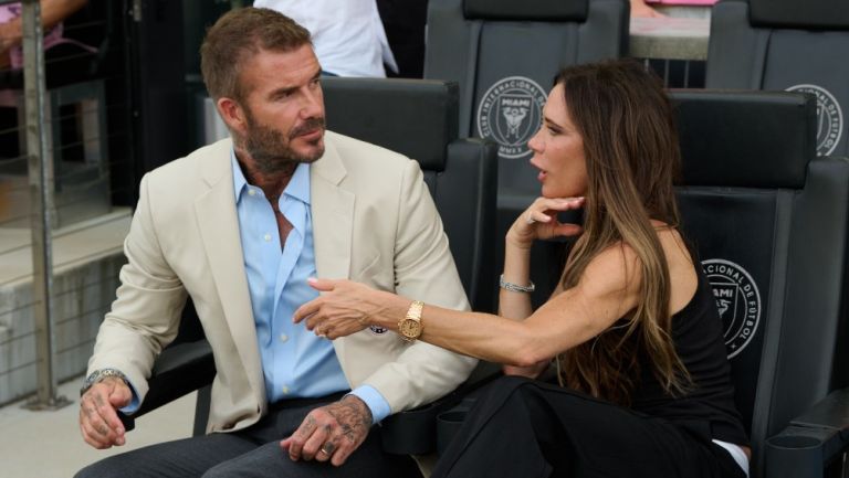 David Beckham celebra euforicamente un gol de Messi y su esposa Victoria lo regaña