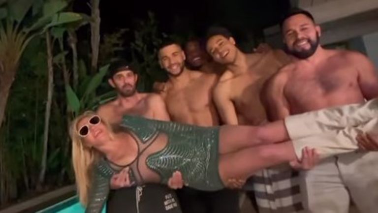 Britney Spears organiza fiesta de divorcio con hombres sin camisa