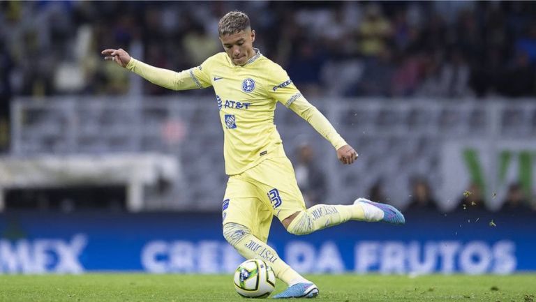 El defensor azulcrema durante un partido con América