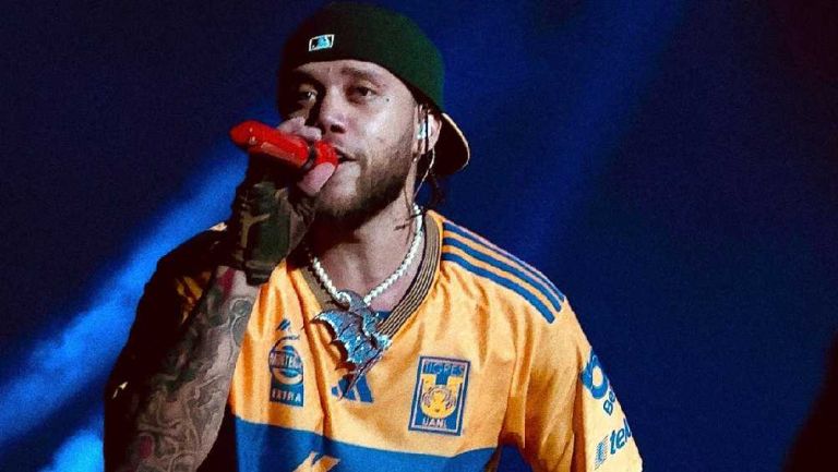 El cantante salió con la playera de Tigres