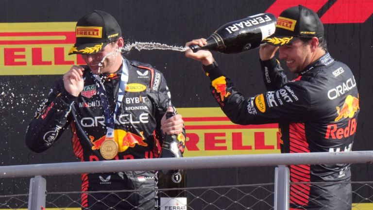 Max Verstappen da nalgada afectuosa a Checo Pérez tras el 1-2 de Red Bull en el GP de Italia