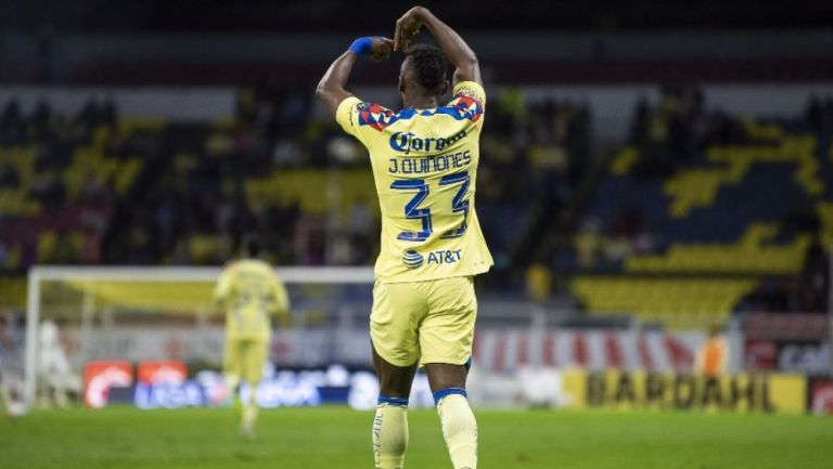 Quiñones celebrando un gol con América