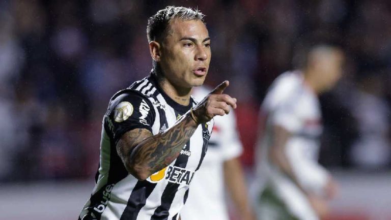 Eduardo Vargas fue amenazado por hinchas de Atlético de Mineiro afuera de un bar