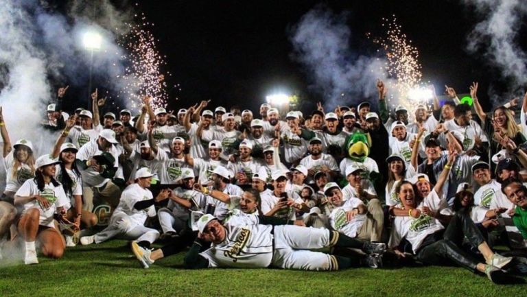 Pericos de Puebla celebrando el triunfo 