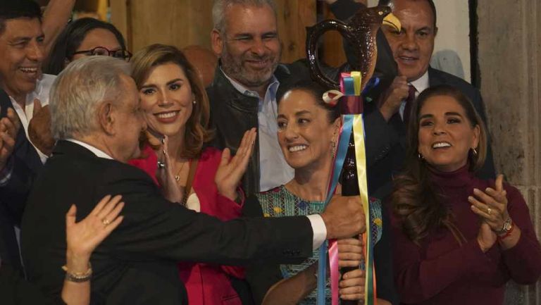 AMLO, presidente de México, entregó bastón de mando de Morena a Claudia Sheinbaum