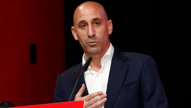 Luis Rubiales demite como presidente de la RFEF