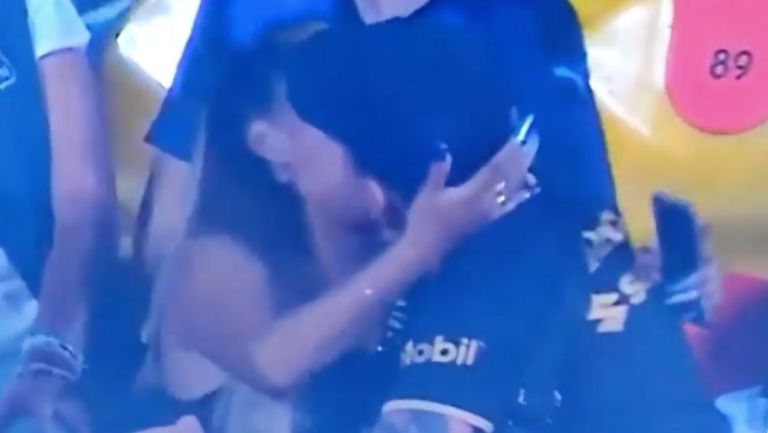 Momento en el que se besaron los aficionados en Colombia