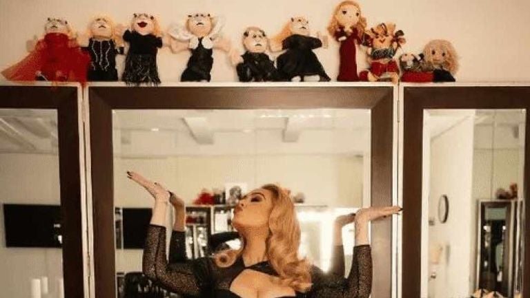 Adele y su fascinación por los peluches del Dr. Simi y la Muñeca Lele