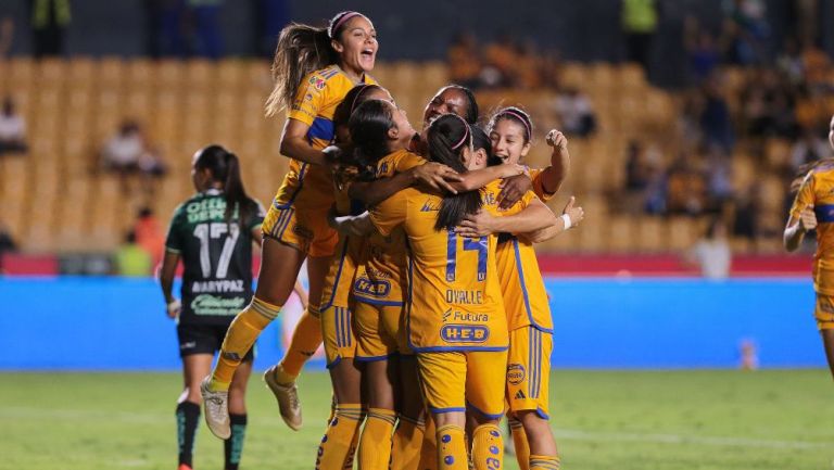 Tigres Femenil celebrando la victoria ante León